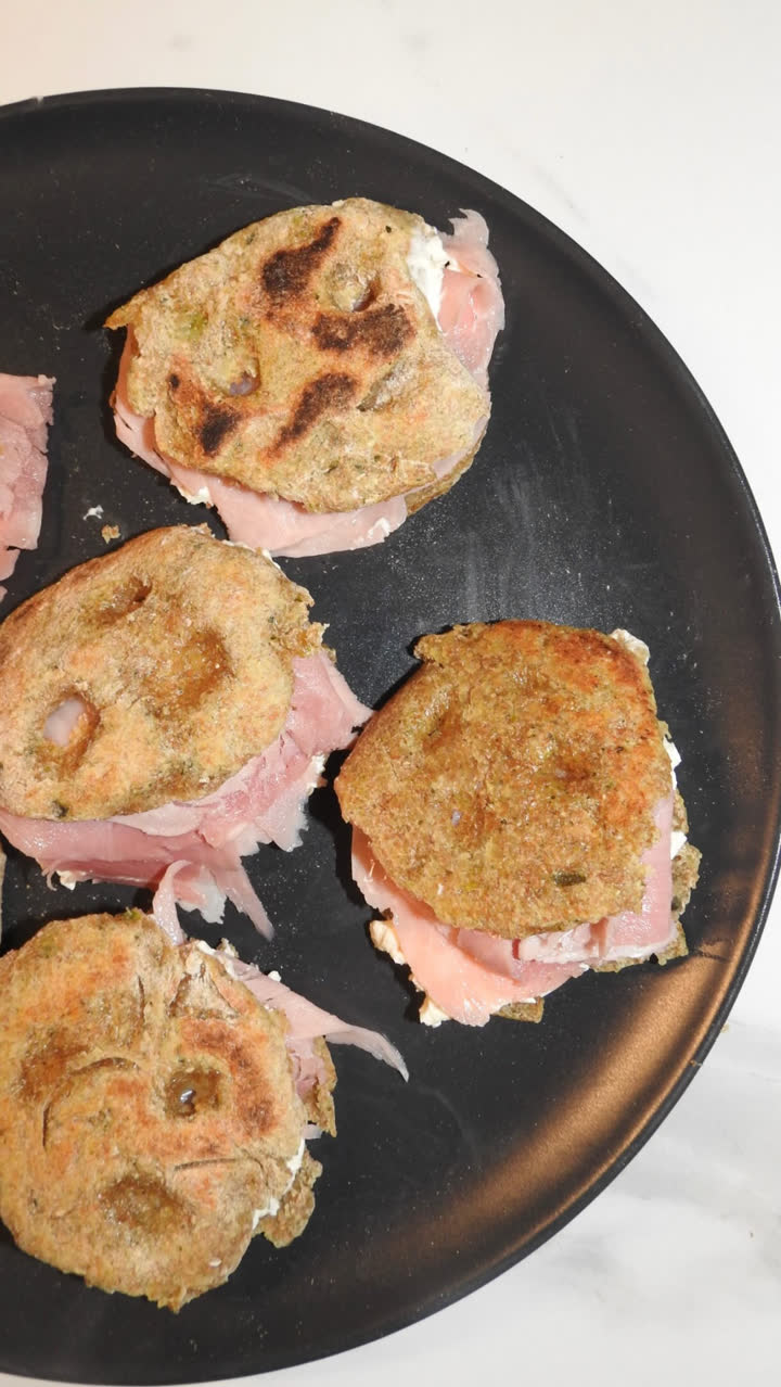 Fotogramma del video: Focaccine di zucchine